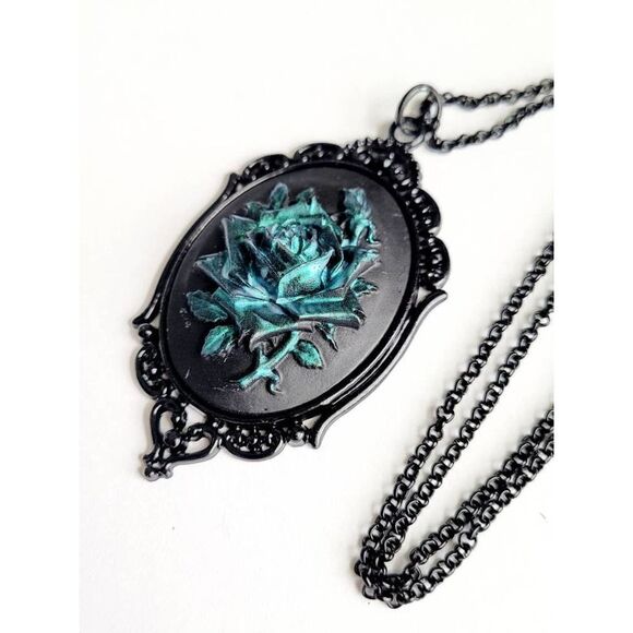 Gothic steampunk rockabilly Iridescent Rose Gothic Rockabilly Cameo Necklace - Picture 2 of 4